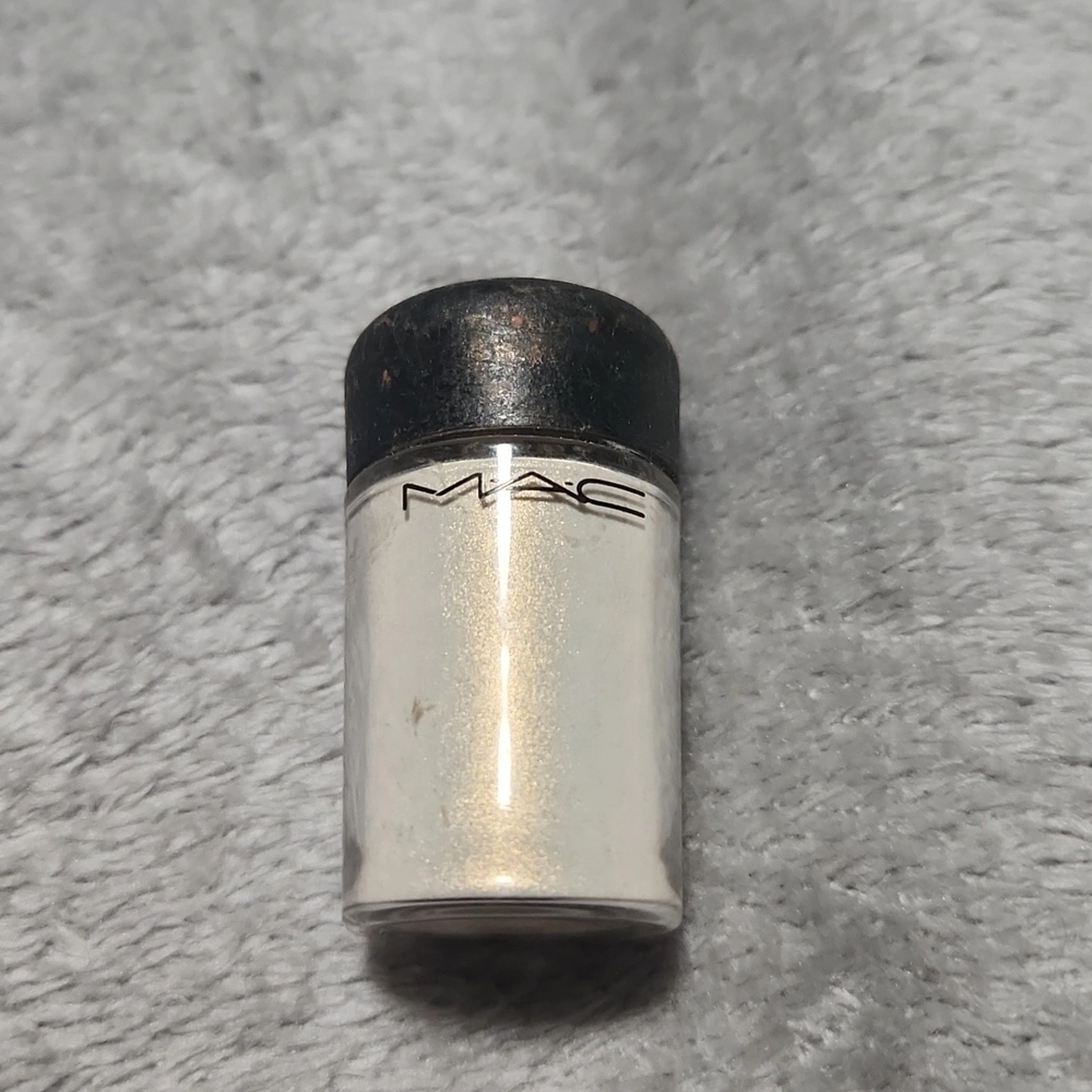 MAC Shimmering Pigment